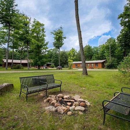 Madawaska Lodge-Cottage Exterior photo